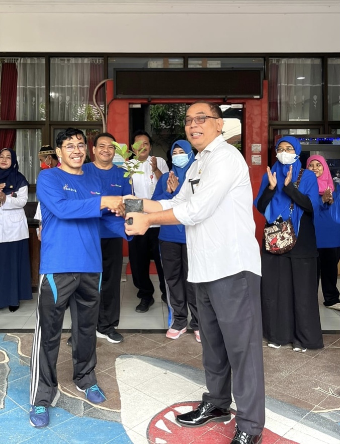 Realisasikan Peduli Lingkungan Hidup, SMAN 14 Semarang Berikan Bibit Pohon ke Kecamatan Semarang Utara
