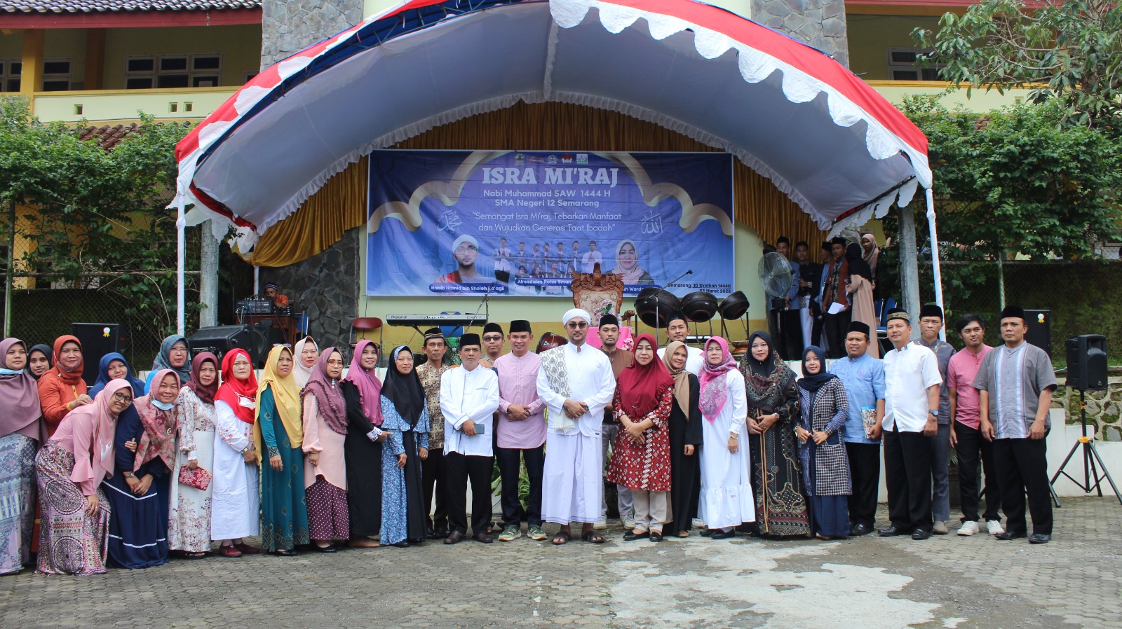 Semangat Isra Mi'raj: Tebarkan Manfaat & Wujudkan Generasi Taat Ibadah SMAN 12 Semarang