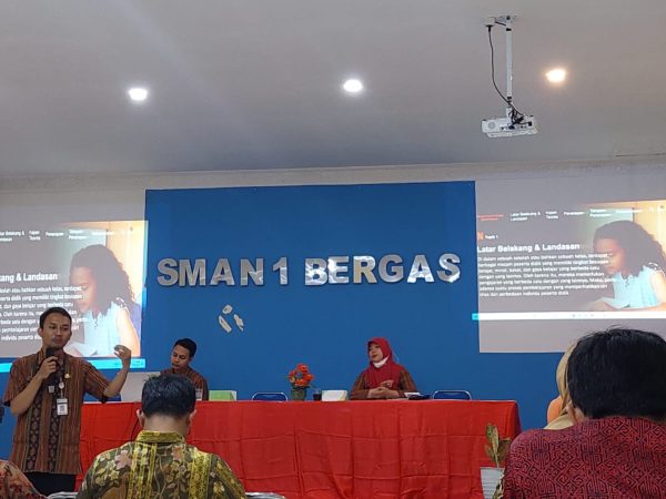 Kembangkan Sayap, Kombel SMADA Isi Diklat Pembelajaran Berdiferensiasi di MGMP Bahasa Indonesia Kabupaten Semarang Kembangkan Sayap, Kombel SMADA Isi Diklat Pembelajaran Berdiferensiasi di MGMP Bahasa Indonesia Kabupaten Semarang