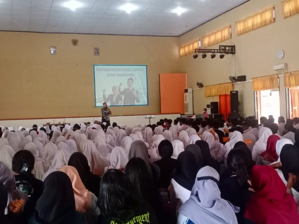Undang Motivator, SMAN 2 Semarang Siapkan Mental Peserta Didik Kelas XII Menuju Perguruan Tinggi yang Diharapkan: Bisa Karena Biasa, Biasa Karena Pembiasaan Undang Motivator, SMAN 2 Semarang Siapkan Mental Peserta Didik Kelas XII Menuju Perguruan Tinggi yang Diharapkan: Bisa Karena Biasa, Biasa Karena Pembiasaan