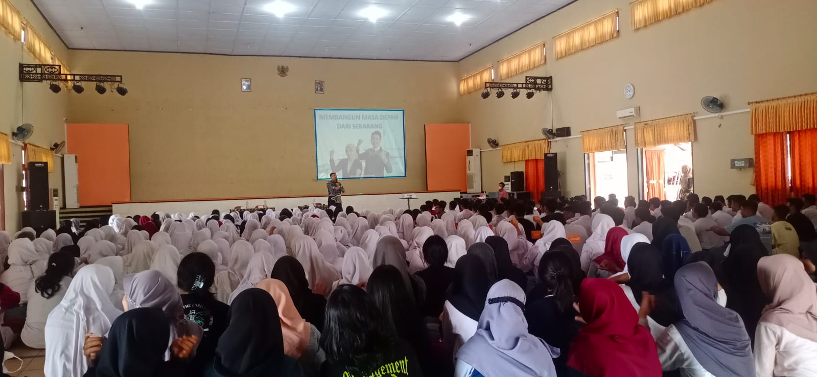Undang Motivator, SMAN 2 Semarang Siapkan Mental Peserta Didik Kelas XII Menuju Perguruan Tinggi yang Diharapkan: Bisa Karena Biasa, Biasa Karena Pembiasaan