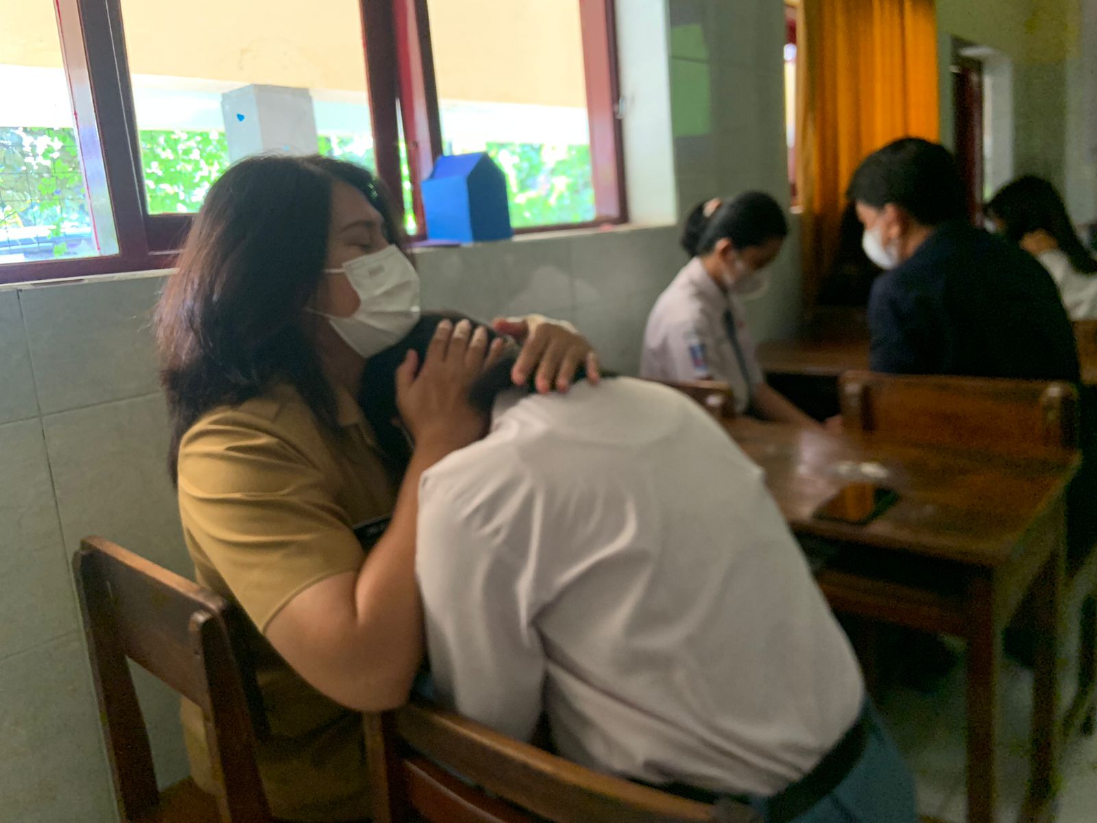 Siswa Kelas XII SMAN 5 Semarang Basuh Kaki Ibu