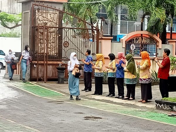 Sambut Siswa Dengan Senyuman Sambut Siswa Dengan Senyuman