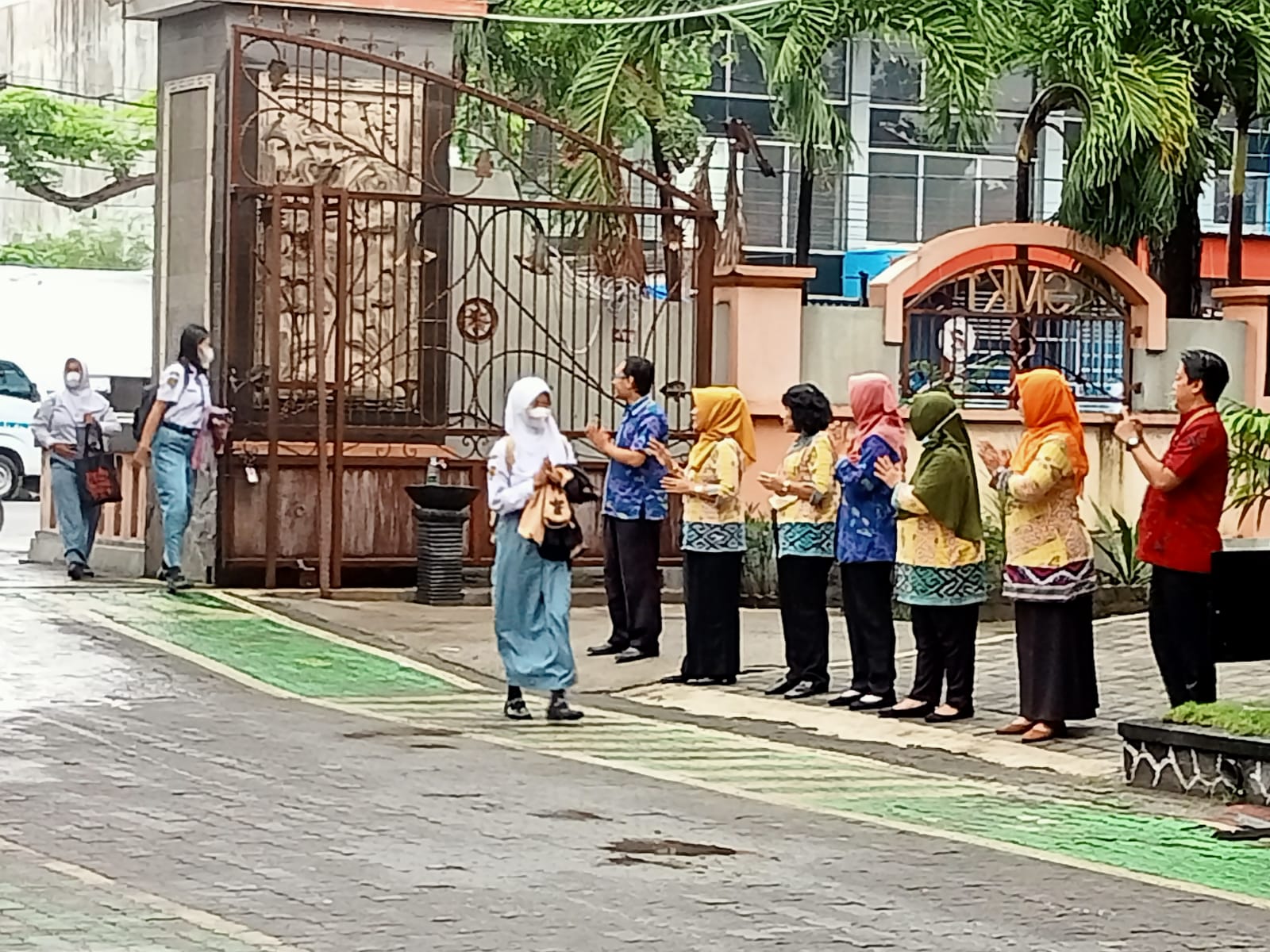 Sambut Siswa Dengan Senyuman
