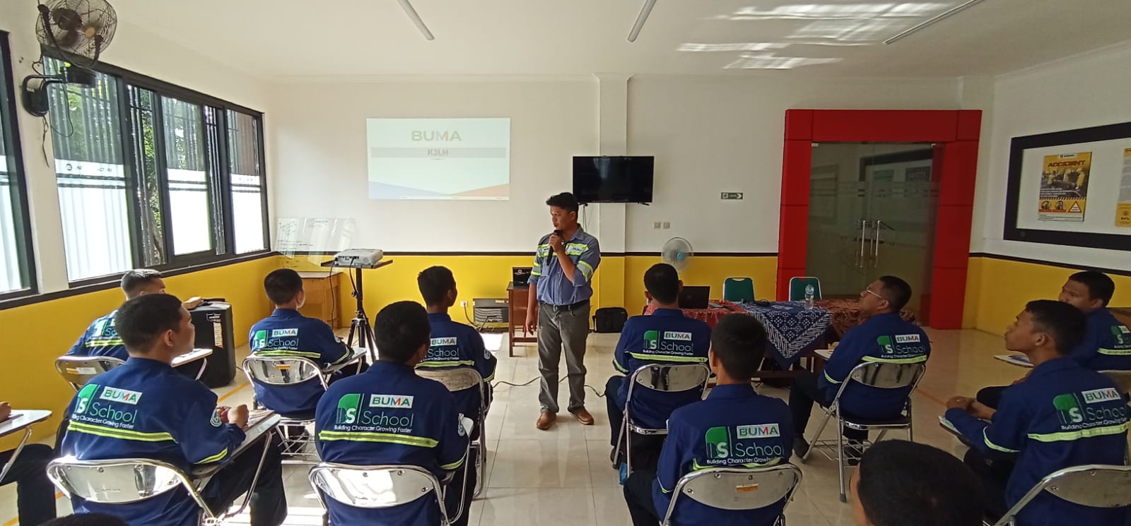 Trainer PT. Buma Bekali Siswa SMKN 1 Semarang Soft Competency