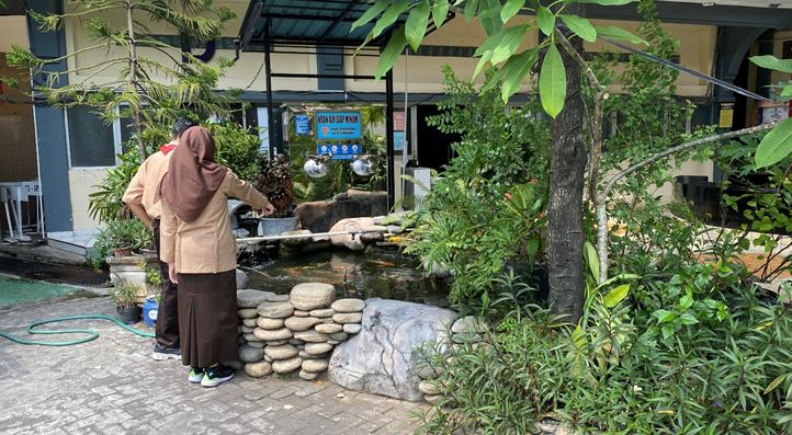 Kolam Ikan di Sudut Smala: Sebuah Ruang Hijau Menyejukkan SMAN 5 Semarang