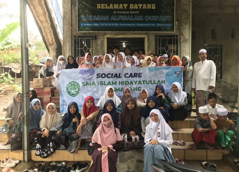 SMAHA Berbagi Kebahagiaan di Rumah Lansia dan Pondok Santri