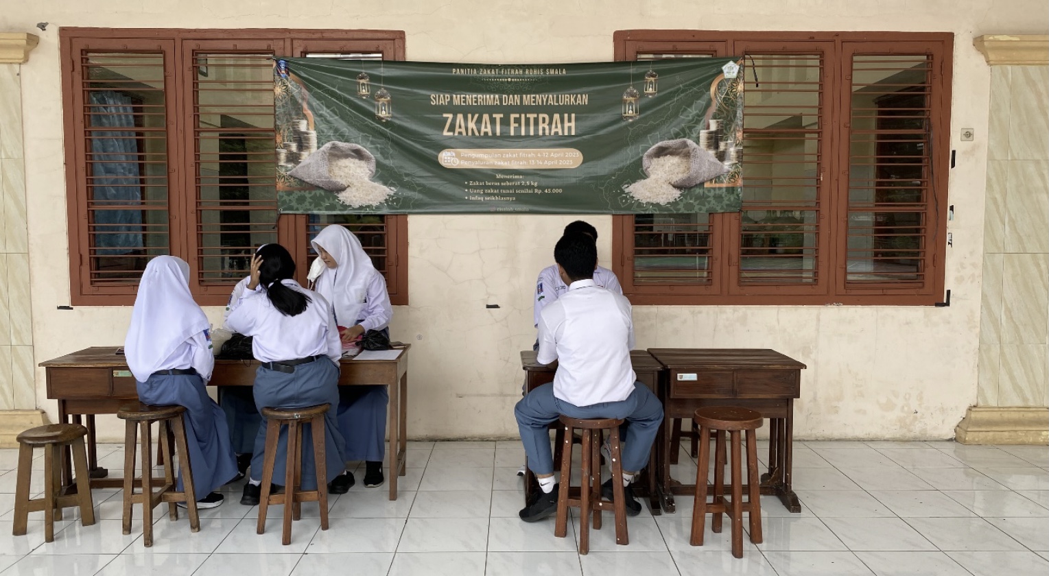 Berbagi Berkah Ramadan: Rohis SMA N 5 Semarang Salurkan dan Distribusikan Zakat Fitrah