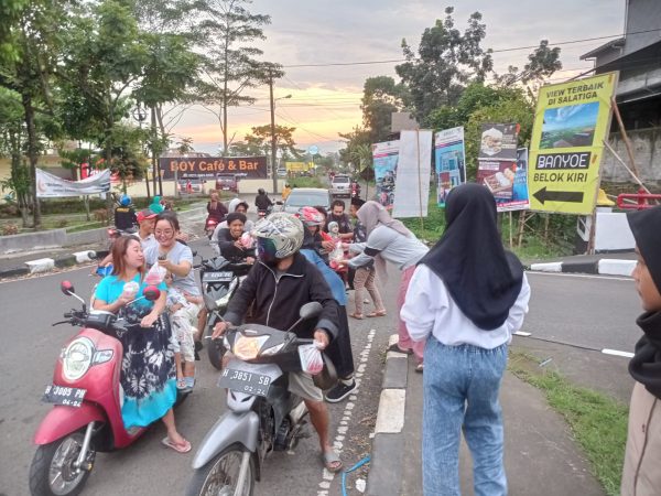 OSIS SMKN Satu Atap Tuntang Bagi Takjil Gratis