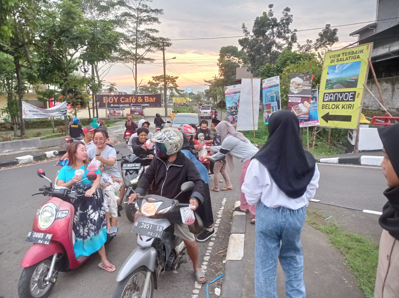 OSIS SMKN Satu Atap Tuntang Bagi Takjil Gratis
