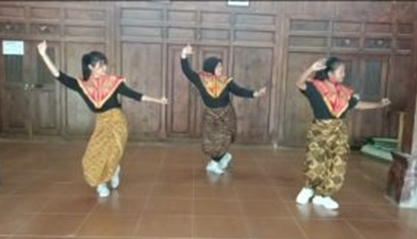 Widya Nritya SMKN 11 Semarang Meriahkan Hari Tari Sedunia Widya Nritya SMKN 11 Semarang Meriahkan Hari Tari Sedunia