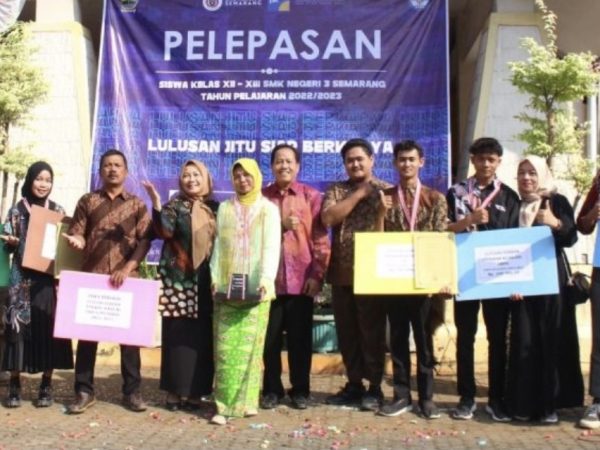 Pelepasan Siswa-siswi SMKN 3 Semarang Pelepasan Siswa-siswi SMKN 3 Semarang