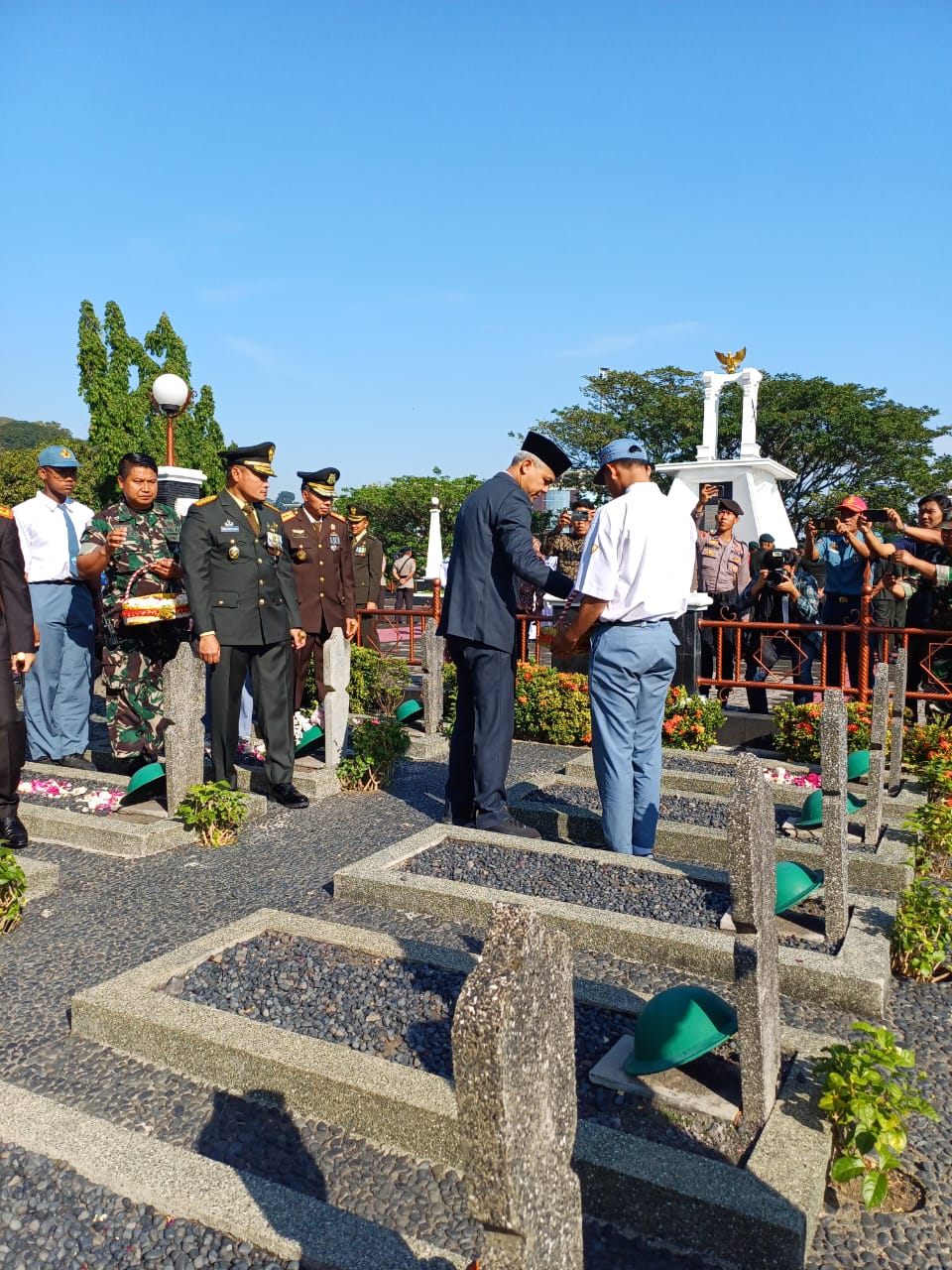 Peringati Harkitnas, SMK N 8 Semarang Ikuti Kegiatan Tabur Bunga