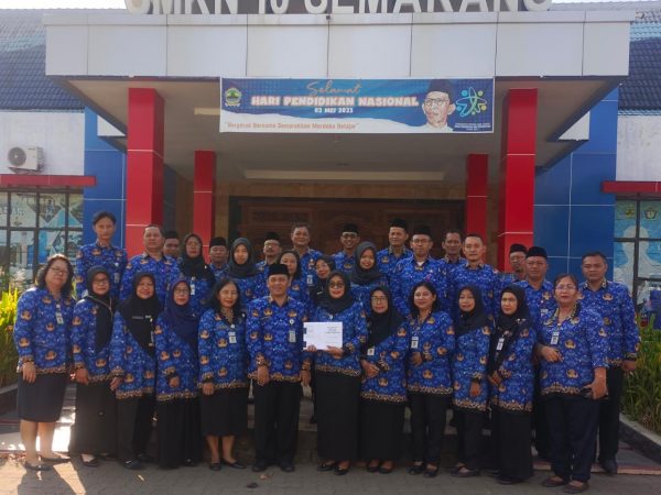 SMKN 10 Semarang Rayakan Hari Buku Nasional dengan Peluncuran Buku Antologi Karya 50 Guru SMKN 10 Semarang Rayakan Hari Buku Nasional dengan Peluncuran Buku Antologi Karya 50 Guru