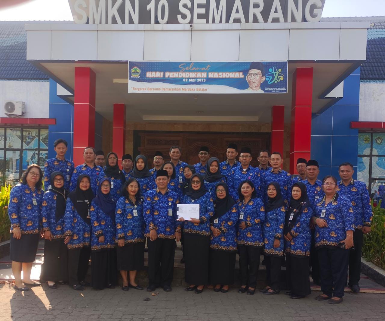 SMKN 10 Semarang Rayakan Hari Buku Nasional dengan Peluncuran Buku Antologi Karya 50 Guru SMKN 10 Semarang Rayakan Hari Buku Nasional dengan Peluncuran Buku Antologi Karya 50 Guru