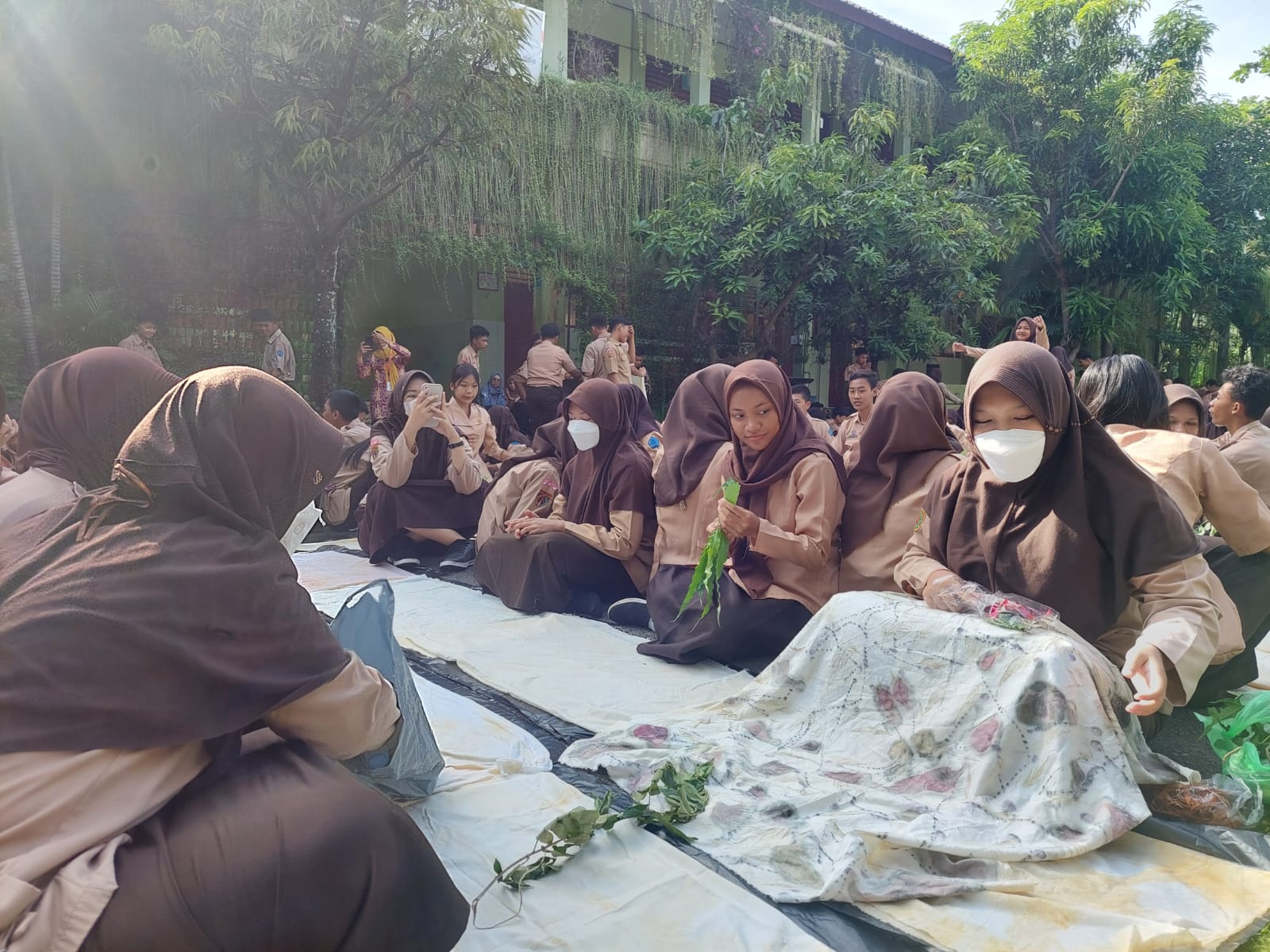 Dorong Siswa untuk Kreatif, SMAN 14 Adakan Pelatihan Ecoprint