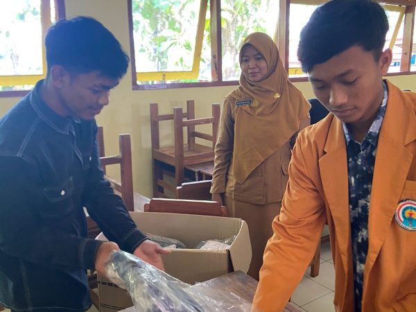 SMANSA Bringin: Anti Corat-Coret & Donasikan Seragam Layak Pakai SMANSA Bringin: Anti Corat-Coret & Donasikan Seragam Layak Pakai