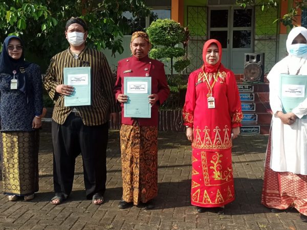 SMAN 16 Upacara Peringatan Hardiknas: Penuh Kehidmatan & Bertabur Penghargaan