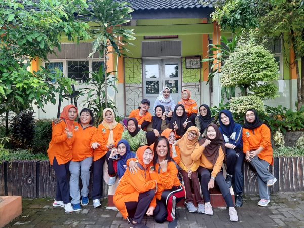 Jumat Sehat & Bersih, SMAN 16 Satu Langkah Menuju Sekolah Adiwiyata Nasional Jumat Sehat & Bersih, SMAN 16 Satu Langkah Menuju Sekolah Adiwiyata Nasional