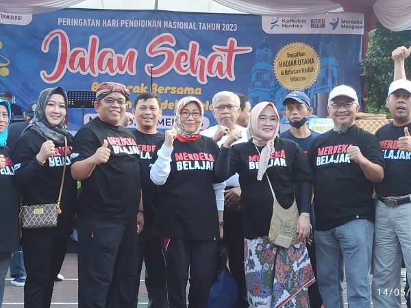 SMKN 10 Semarang Ikut Semarakkan Jalan Sehat Memperingati Hardiknas