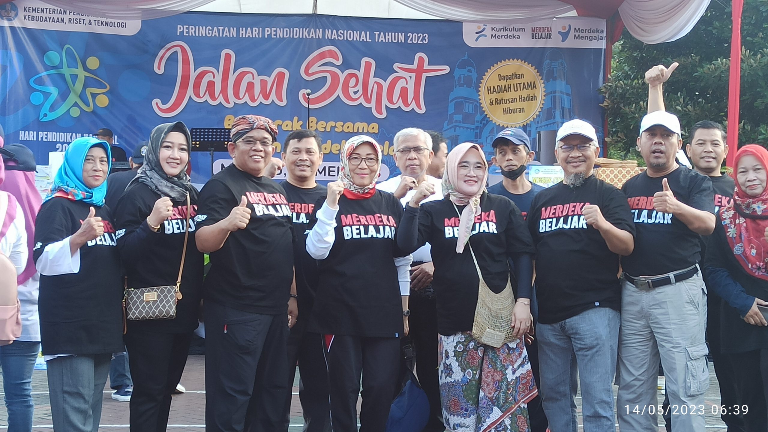 SMKN 10 Semarang Ikut Semarakkan Jalan Sehat Memperingati Hardiknas
