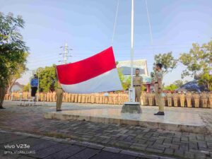 Pengawas Pembina Hadiri Upacara Bendera SMKN 10 Semarang