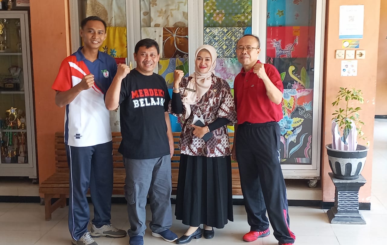 Kepala SMKN 10 Semarang dan SMAN 11 Semarang Sepakat Mendorong Gerakan Menulis Bagi Guru Kepala SMKN 10 Semarang dan SMAN 11 Semarang Sepakat Mendorong Gerakan Menulis Bagi Guru