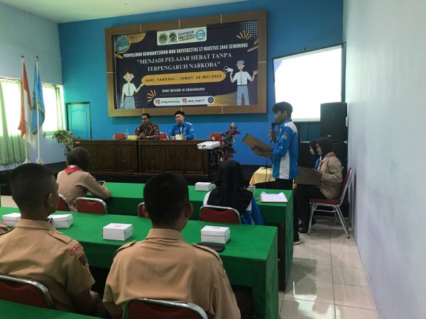 Mahasiswa UNTAG Gelar Kegiatan Penyuluhan Kenarkotikaan pada Siswa SMKN 10 Semarang Mahasiswa UNTAG Gelar Kegiatan Penyuluhan Kenarkotikaan pada Siswa SMKN 10 Semarang