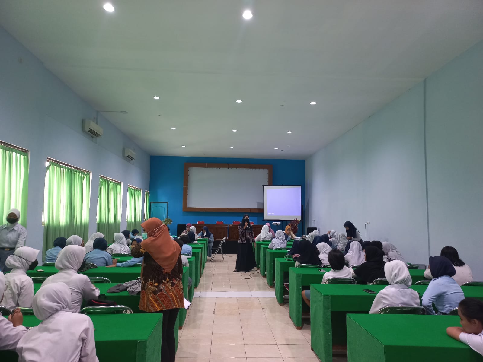 SMKN 10 Semarang Ikuti Edukasi Produk Nivea dalam Kegiatan Penetration Nivea Semarang