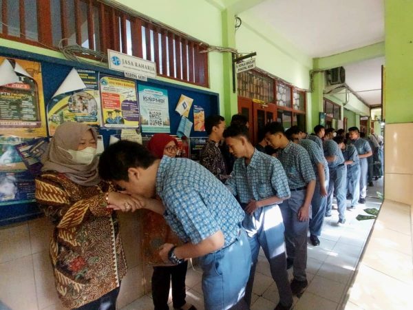 Awali Kegiatan Pagi, Warga SMAN 14 Semarang Lakukan Halal Bi Halal Awali Kegiatan Pagi, Warga SMAN 14 Semarang Lakukan Halal Bi Halal