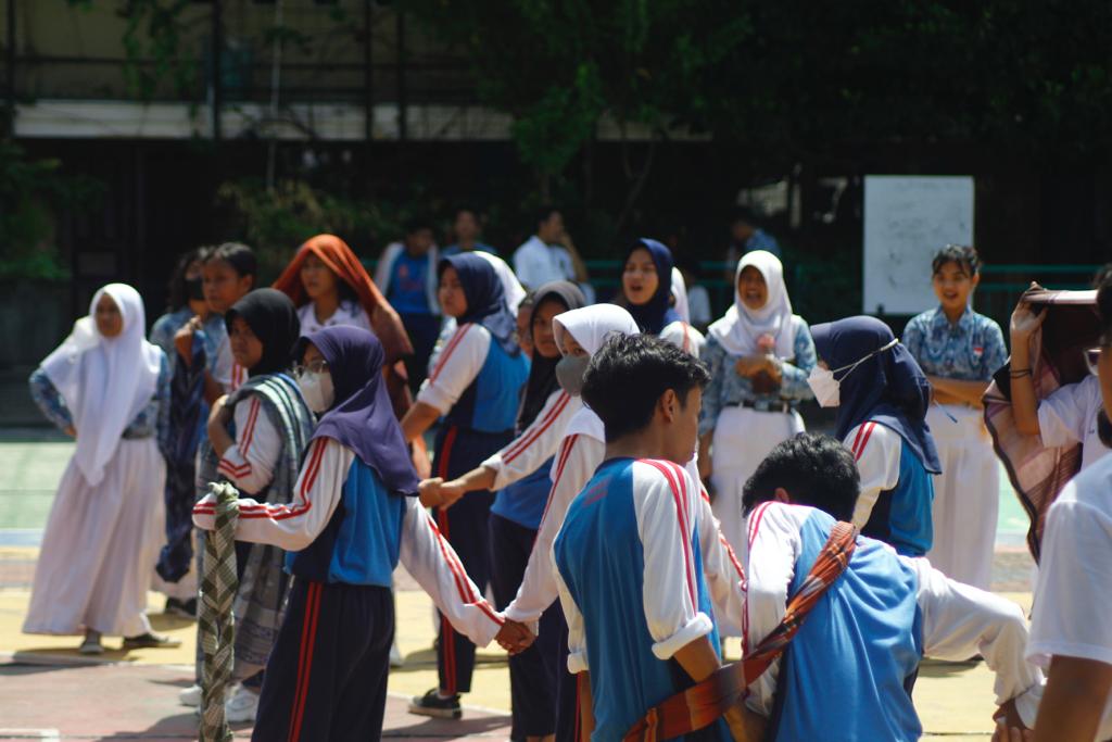 Siswa SMAN 5 Semarang Bermain Gobak Sodor Siswa SMAN 5 Semarang Bermain Gobak Sodor