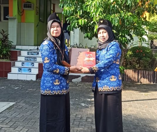 Semangat Kebangkitan Nasional Melalui Kegiatan Upacara & Penyerahan Buku ke Perpustakaan SMAN 16 Semarang