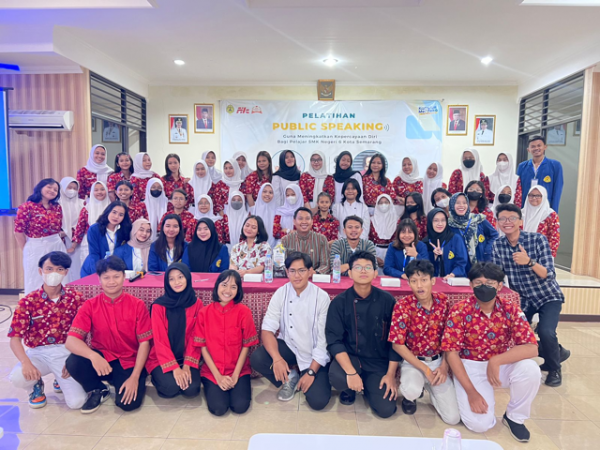 Mahasiswa USM Action di SMKN 6 Semarang Dengan Pelatihan Public Speaking