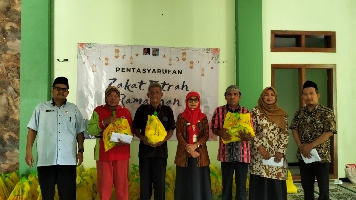 Pentasyarufan Zakat Fitrah SMA Negeri 4 Semarang Pentasyarufan Zakat Fitrah SMA Negeri 4 Semarang
