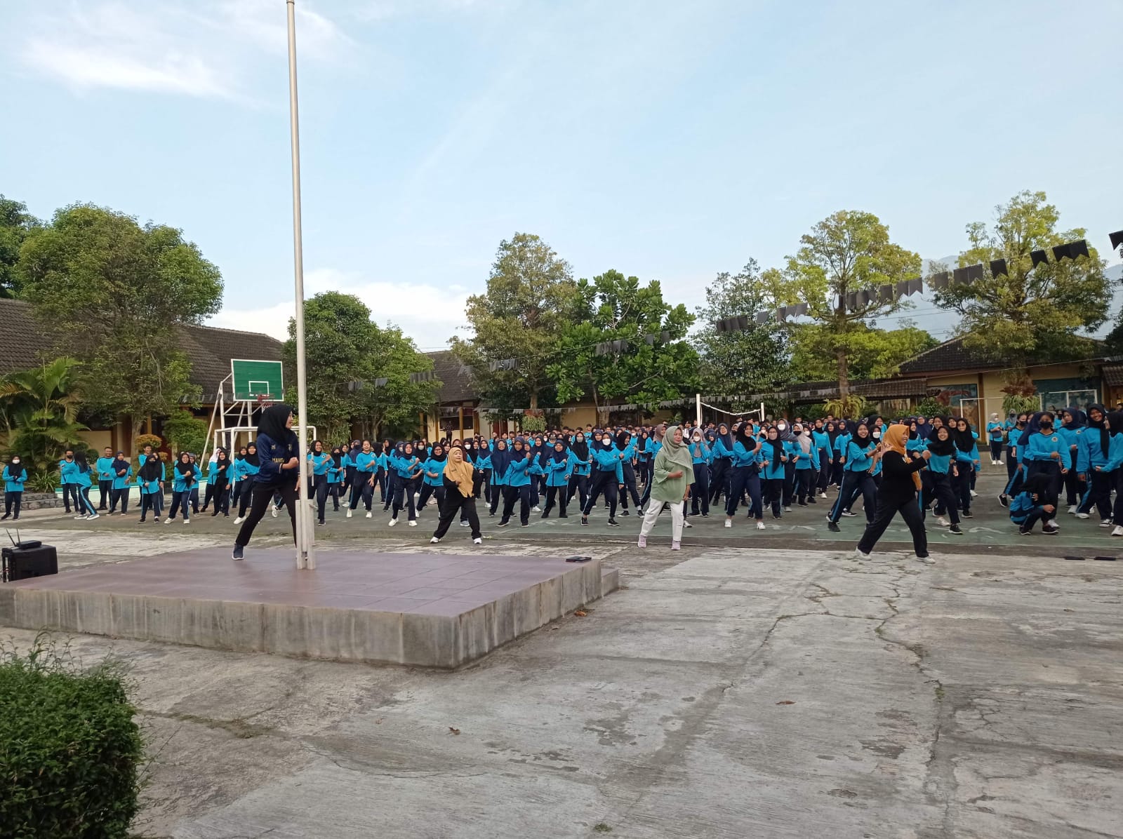 Senam dan Jalan Sehat dalam Penutupan Class Meeting SMANSAGAS