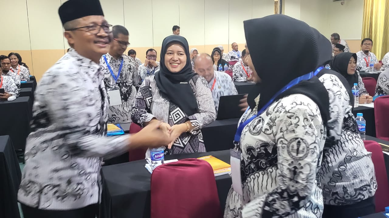 Ketua PGRI Jawa Tengah Membuka LokakaryaNarasumber Digital dan Pelatihan Editor Buku                  
