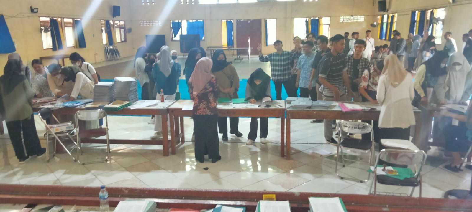 Siswa Kelas XII SMA N 1 Bergas Terima Ijazah dan Rapor