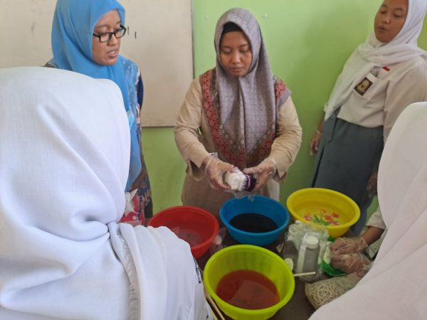 SMK Sudirman Semarang Isi Classmeeting Dengan Pelatihan Batik Teknik Shibori
