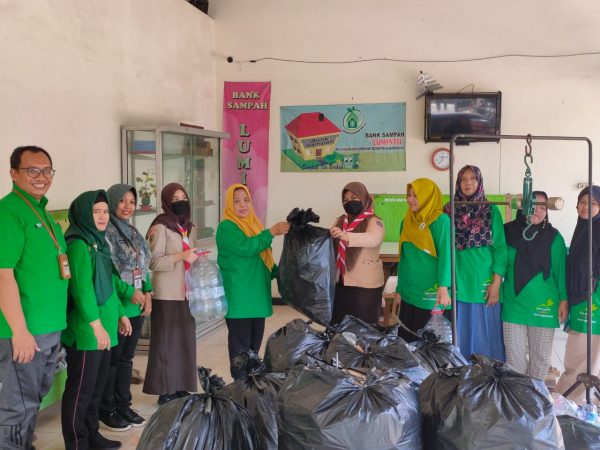 Siswa SMAGA Buat Sungai Jadi Cling Dengan Eco Enzyme