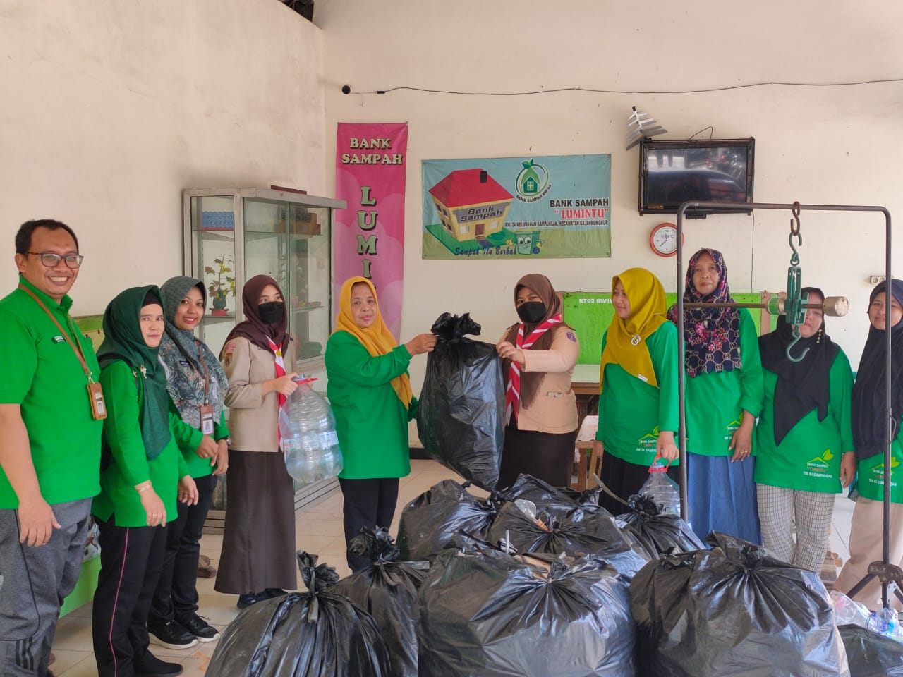 Siswa SMAGA Buat Sungai Jadi Cling Dengan Eco Enzyme Siswa SMAGA Buat Sungai Jadi Cling Dengan Eco Enzyme