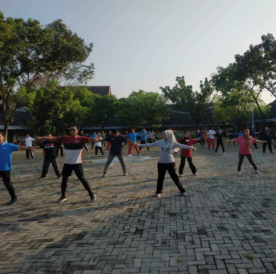 Bugar Guru SMKN 10 Semarang Bersama Bank Jateng
