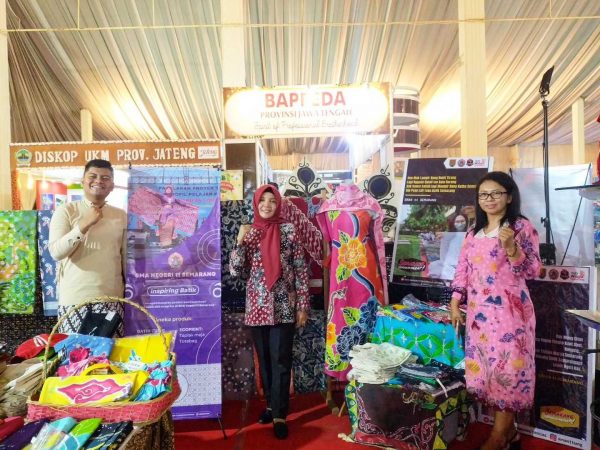 Batik Adiwiyata SMANSE Semarakkan Jateng Fair 2023 Batik Adiwiyata SMANSE Semarakkan Jateng Fair 2023
