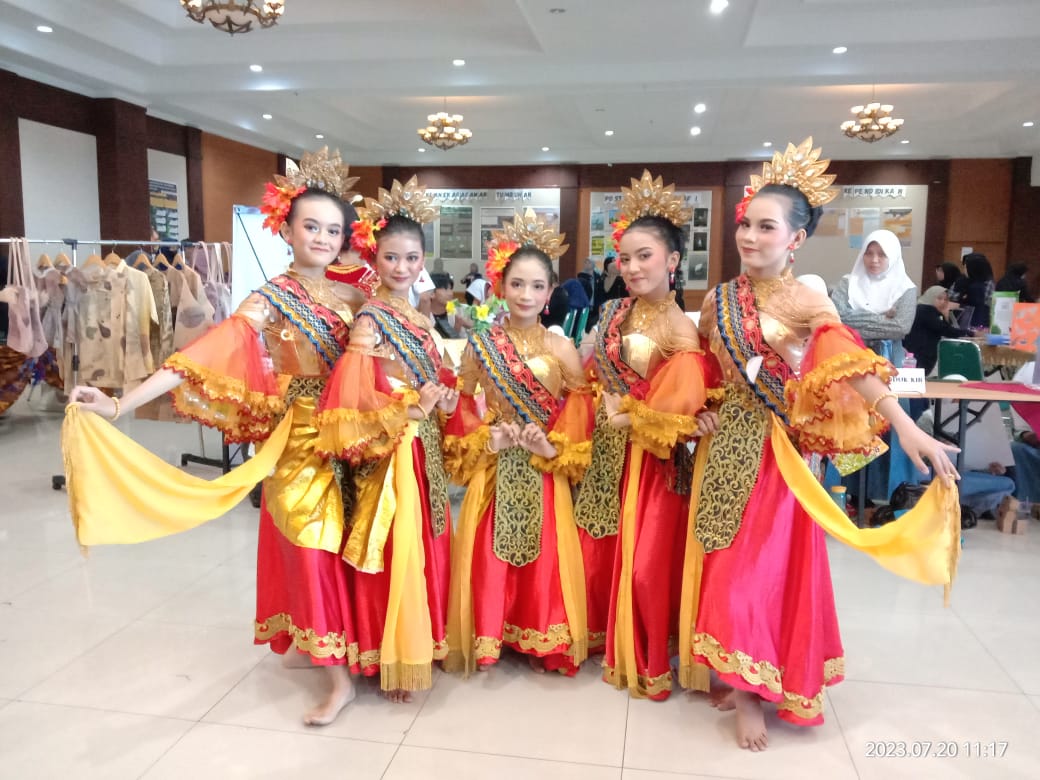 Torehkan Prestasi, Tim Tari SMAN 11 Semarang Sabet Juara 3 Biofair Tingkat Nasional Torehkan Prestasi, Tim Tari SMAN 11 Semarang Sabet Juara 3 Biofair Tingkat Nasional