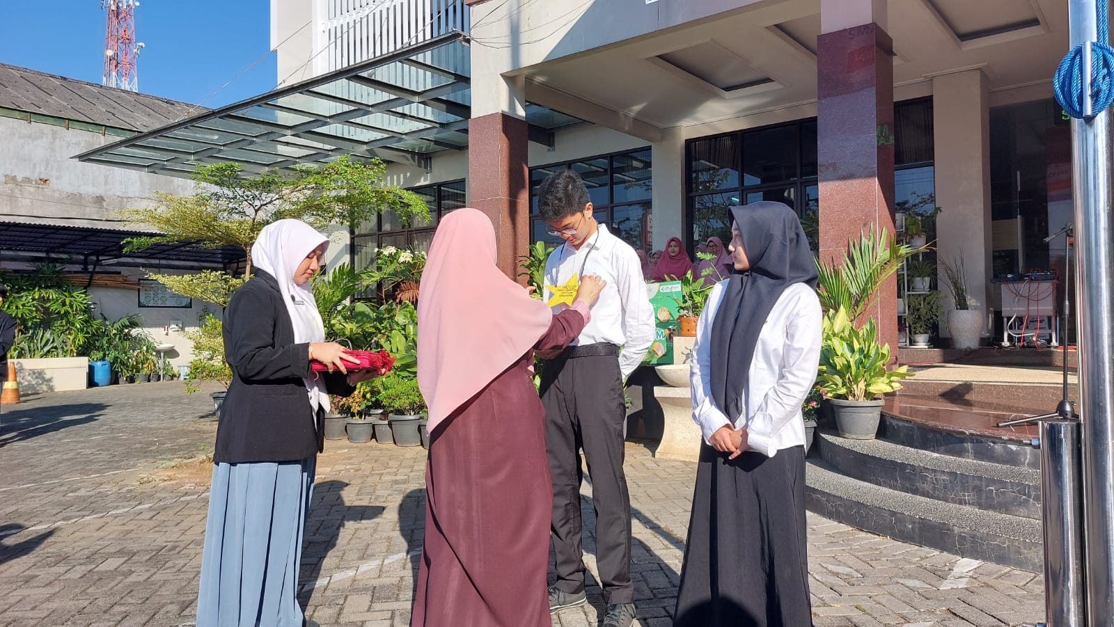 Pagi Cerah, Siswa SMAHA Masuk Sekolah