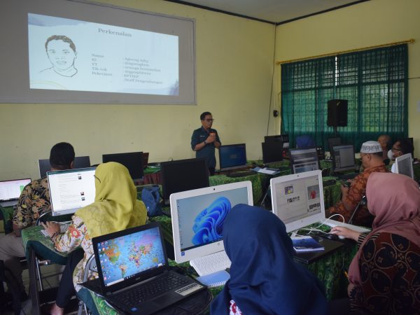 Capcut Sebagai Alternatif Aplikasi Video Pembelajaran di SMANSA Bringin Oleh Bapak Agoeng Adry Irawan, S.E., BPTIK DIKBUD Provinsi Jawa Tengah