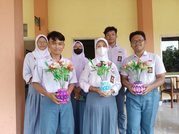 Siswa SMA Negeri 11 Semarang Kreasikan Bunga Cantik & Manis Dari Klobot Jagung