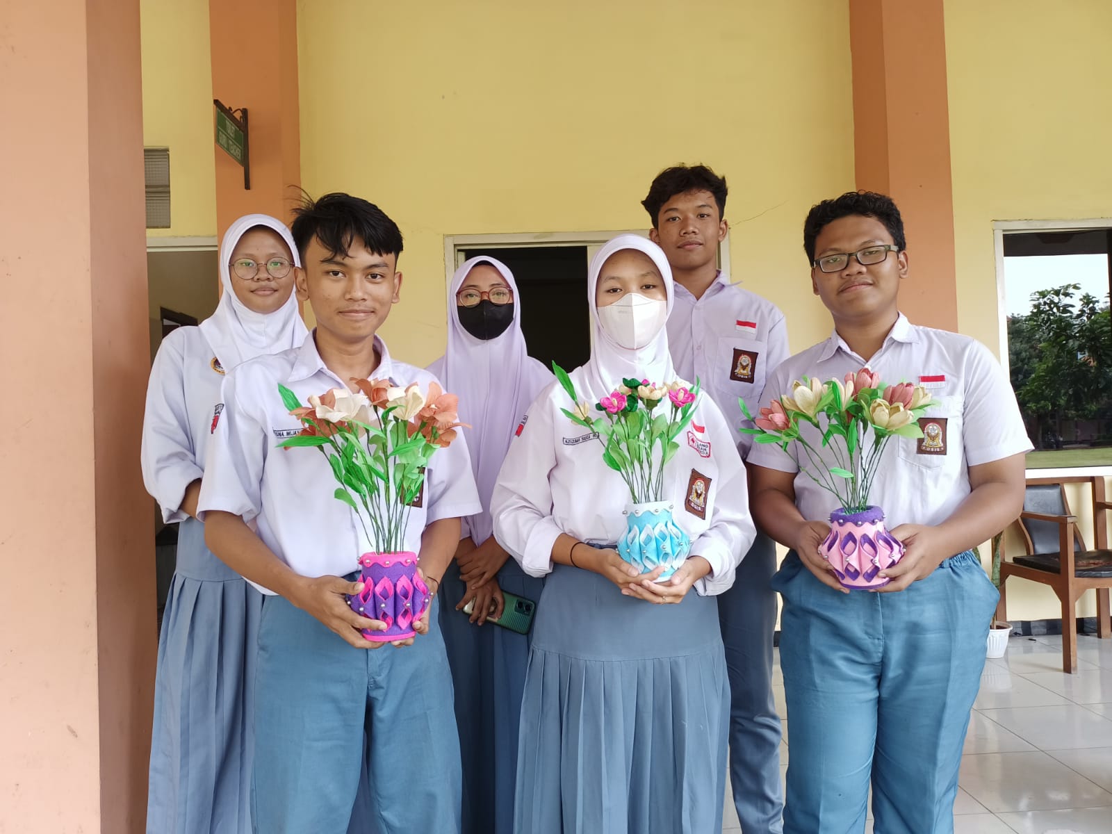 Siswa SMA Negeri 11 Semarang Kreasikan Bunga Cantik & Manis Dari Klobot Jagung