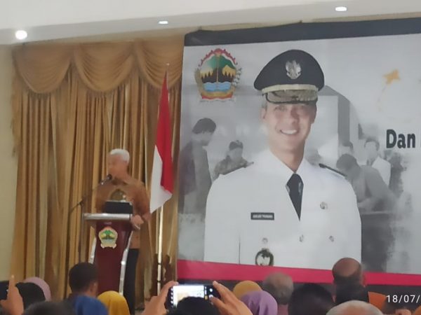 Gubernur Jawa Tengah Serahkan SK Kepala Sekolah dan Ajak Tingkatkan Pelayanan Pendidikan