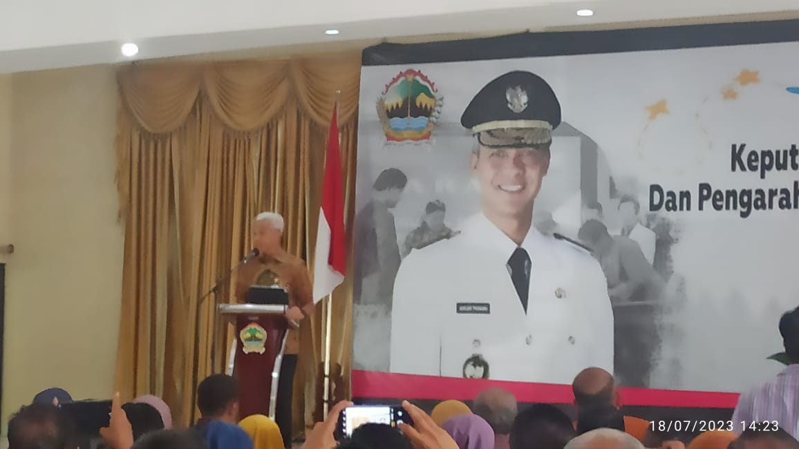 Gubernur Jawa Tengah Serahkan SK Kepala Sekolah dan Ajak Tingkatkan Pelayanan Pendidikan