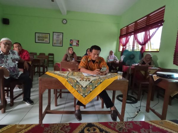 SMKN 10 Semarang Berbagi Strategi Menggerakkan Guru Menulis Dengan SMK Sudirman Semarang SMKN 10 Semarang Berbagi Strategi Menggerakkan Guru Menulis Dengan SMK Sudirman Semarang